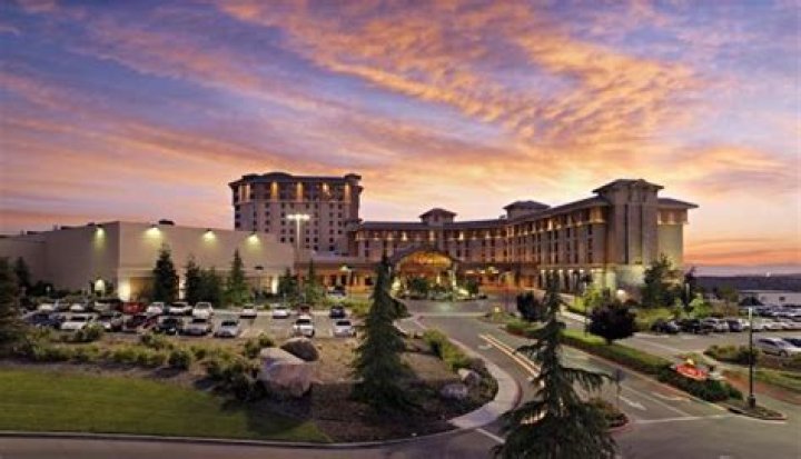 Discover the Best Hotels Near Chukchansi Park for an Unforgettable Experience