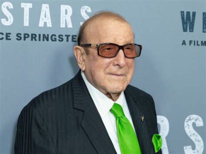 Who Did Clive Davis Discover? Unveiling the Iconic Music Mogul's Greatest Finds